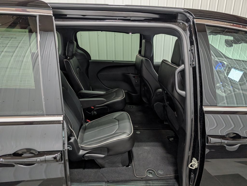 Used 2027 Chrysler Pacifica Limited FWD image 26