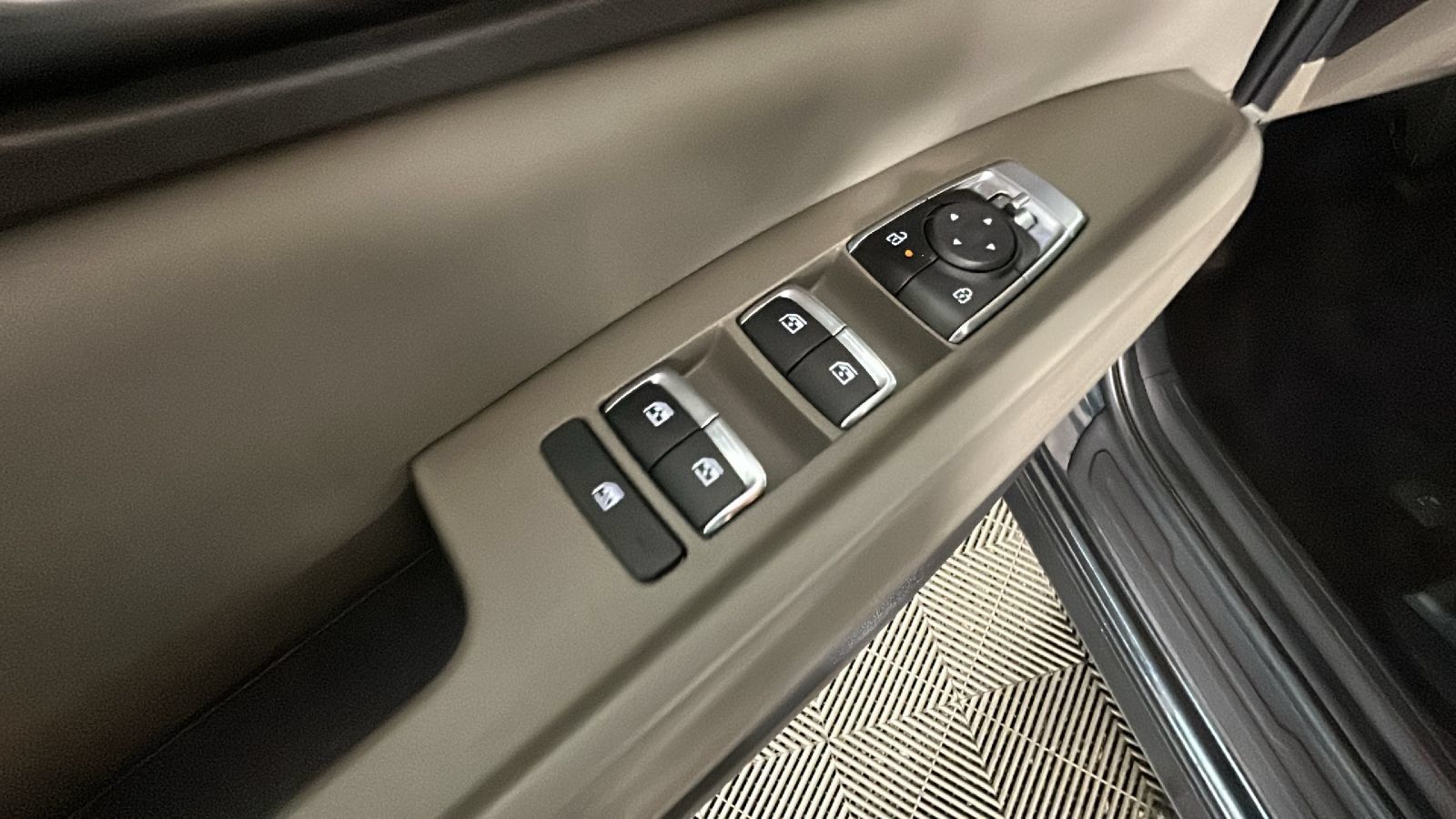 Used 2026 Kia Carnival EX FWD image 12