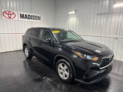 Used 2023 Toyota Highlander L FWD image 4