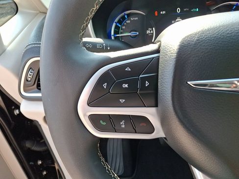 Used 2024 Chrysler Pacifica Limited FWD image 23