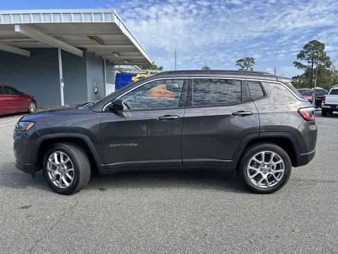 Used 2022 Jeep Compass Latitude w/ Sun and Sound Group AWD/4WD image 4