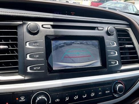 Used 2018 Toyota Highlander LE FWD image 13
