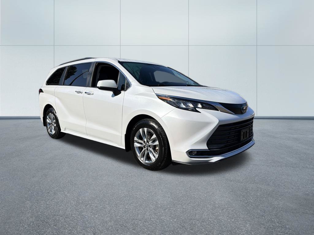 Used 2022 Toyota Sienna XLE w/ XLE Plus Package FWD image 4