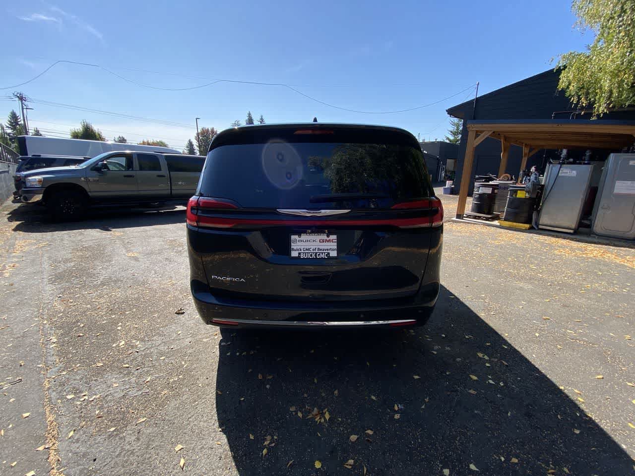 Used 2023 Chrysler Pacifica Touring-L FWD image 5