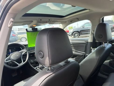 Used 2022 Volkswagen Jetta SE w/ Panoramic Sunroof Package FWD image 18