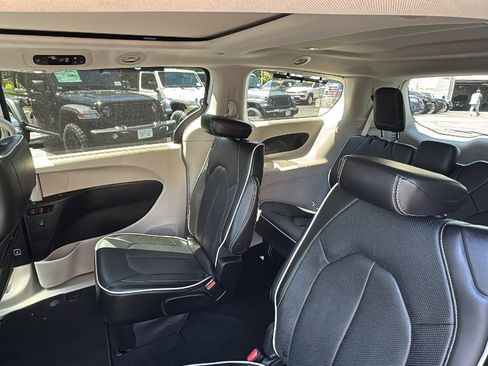 Certified 2024 Chrysler Pacifica Limited FWD image 20