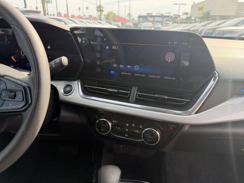 Used 2025 Chevrolet Trax LT FWD image 17