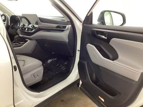 Used 2025 Toyota Highlander XLE AWD/4WD image 16
