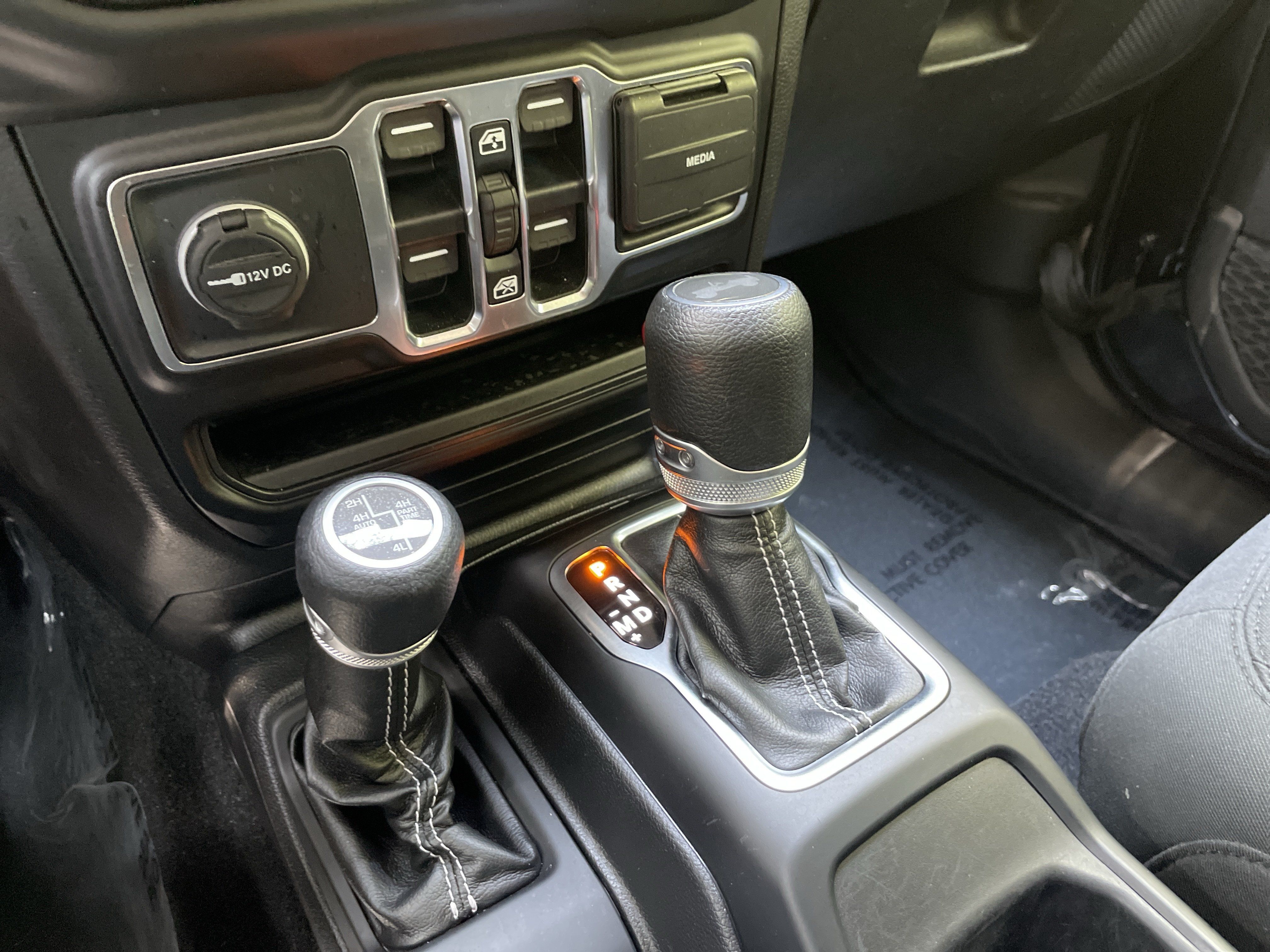 Used 2022 Jeep Wrangler Unlimited Sahara w/ LED Lighting Group AWD/4WD image 25