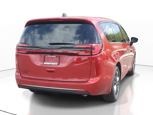 New 2026 Chrysler Pacifica Select image 4