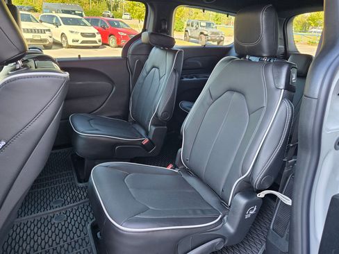 New 2026 Chrysler Pacifica Limited w/ Uconnect Theater Family Group image 21
