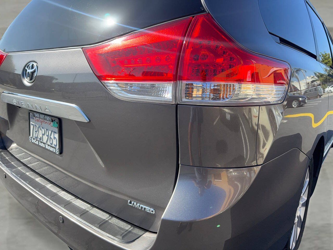 Used 2013 Toyota Sienna Limited w/ Premium Pkg FWD image 30