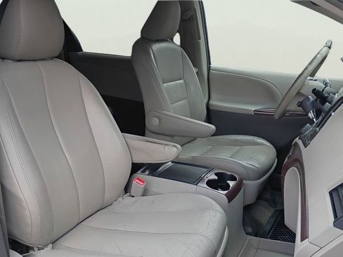 Used 2012 Toyota Sienna XLE FWD image 3