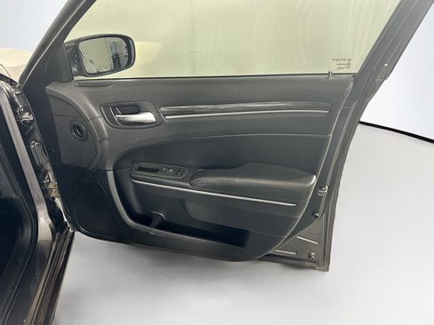 Used 2018 Chrysler 300 Touring L image 30