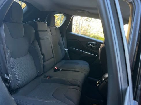 Used 2019 Jeep Cherokee Latitude w/ Cold Weather Group image 28