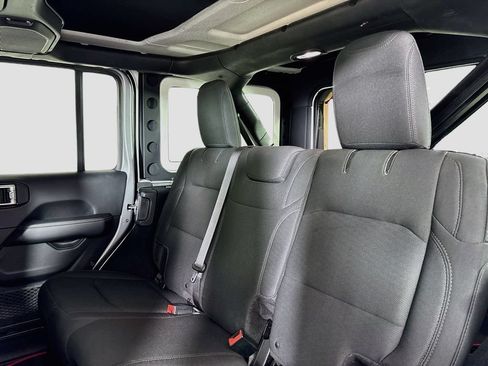 Used 2018 Jeep Wrangler Unlimited Sahara AWD/4WD image 27