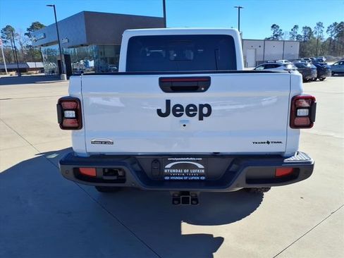 Used 2025 Jeep Gladiator Sport image 3