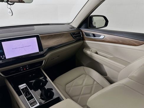 Used 2024 Volkswagen Atlas SE image 25