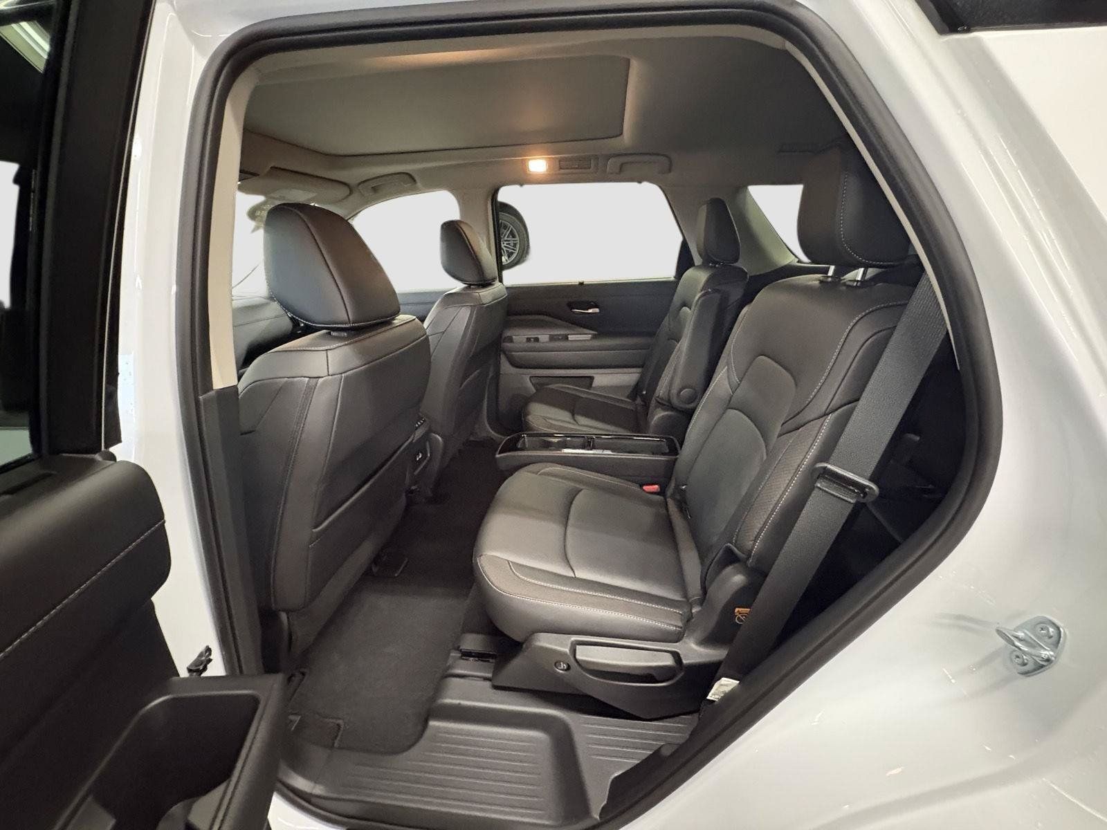 Used 2025 Nissan Pathfinder SL w/ SL Premium Package AWD/4WD image 24