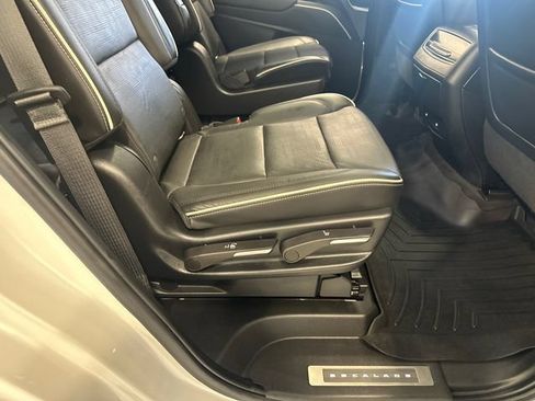 Certified 2022 Cadillac Escalade Premium Luxury w/ Performance Package AWD/4WD image 23