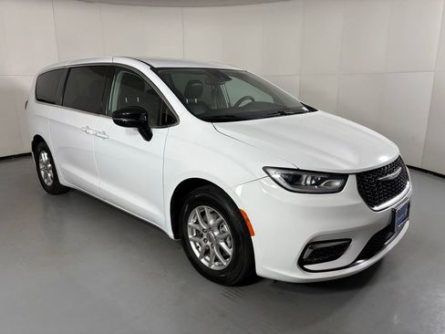 Used 2024 Chrysler Pacifica Touring-L image 2