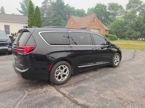 Used 2023 Chrysler Pacifica Limited FWD image 5
