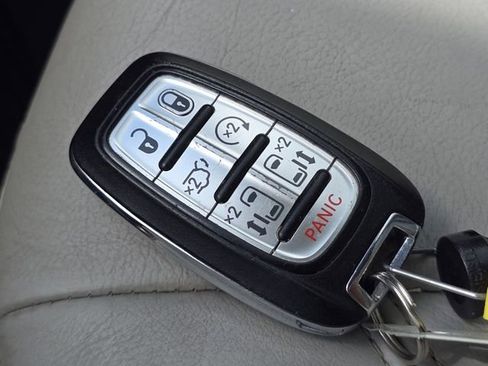 Used 2021 Chrysler Pacifica Touring-L w/ Uconnect Theater Family Group FWD image 34