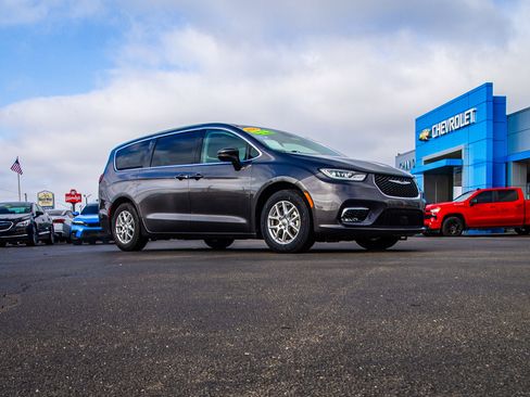 Used 2023 Chrysler Pacifica Touring-L image 9