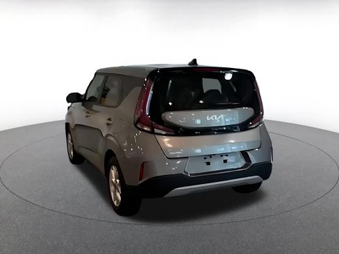 Used 2025 Kia Soul LX w/ LX Technology Package FWD image 10