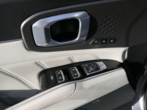 Used 2023 Kia Sorento SX Prestige w/ Panoramic Sunroof Package image 12