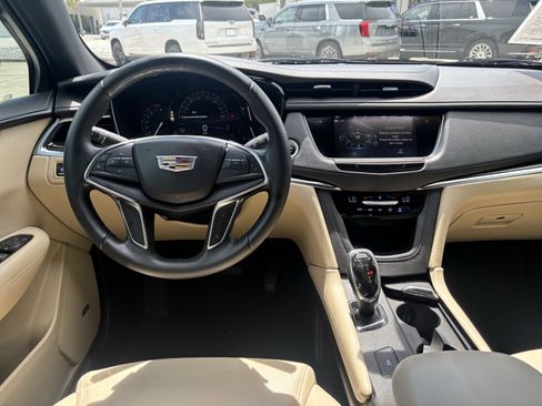 Used 2018 Cadillac XT5 FWD image 26