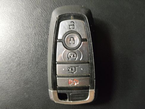 Used 2024 Ford Edge Titanium image 32