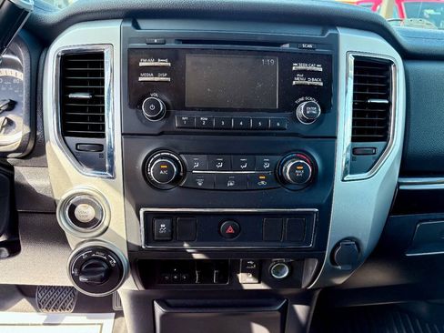Used 2018 Nissan Titan SV AWD/4WD image 14