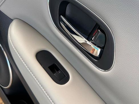 Used 2019 Honda HR-V Touring image 25