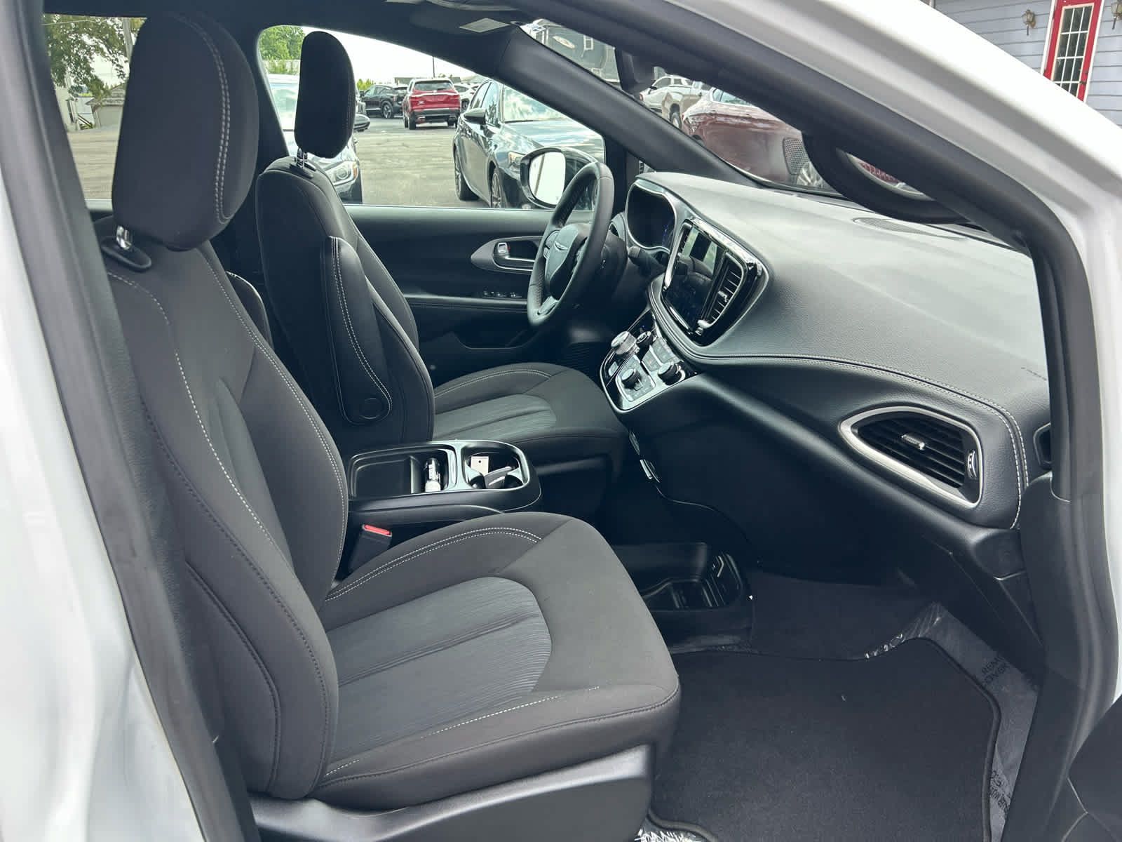 Used 2024 Chrysler Pacifica Touring FWD image 29