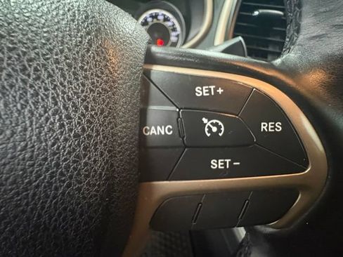 Used 2016 Jeep Cherokee Latitude w/ Cold Weather Group AWD/4WD image 17