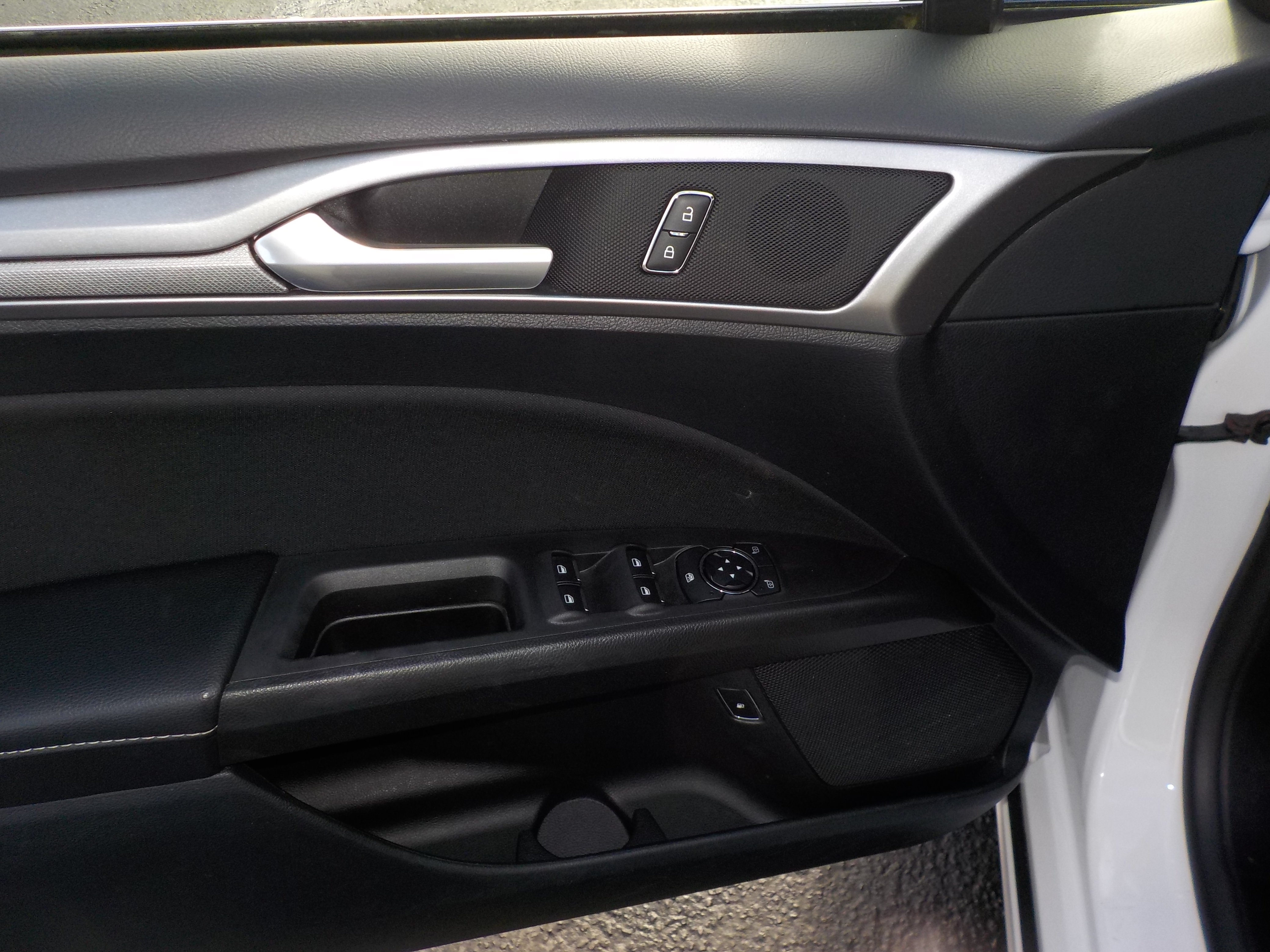 Used 2020 Ford Fusion SE FWD image 14