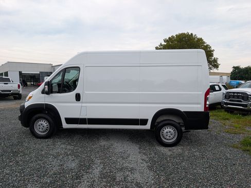 Used 2024 RAM ProMaster 2500 w/ Convenience Group FWD image 2