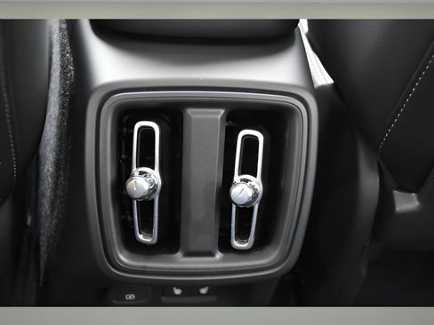 Certified 2025 Volvo XC40 B5 Core w/ Protection Package Premier image 14