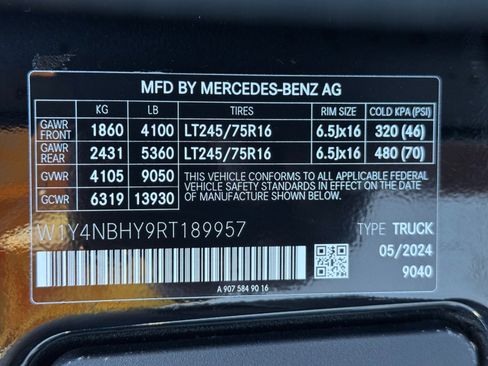 Used 2024 Mercedes-Benz Sprinter 2500 image 34