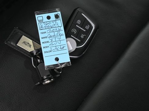 Used 2024 Cadillac XT4 Luxury w/ Cold Weather Package image 18