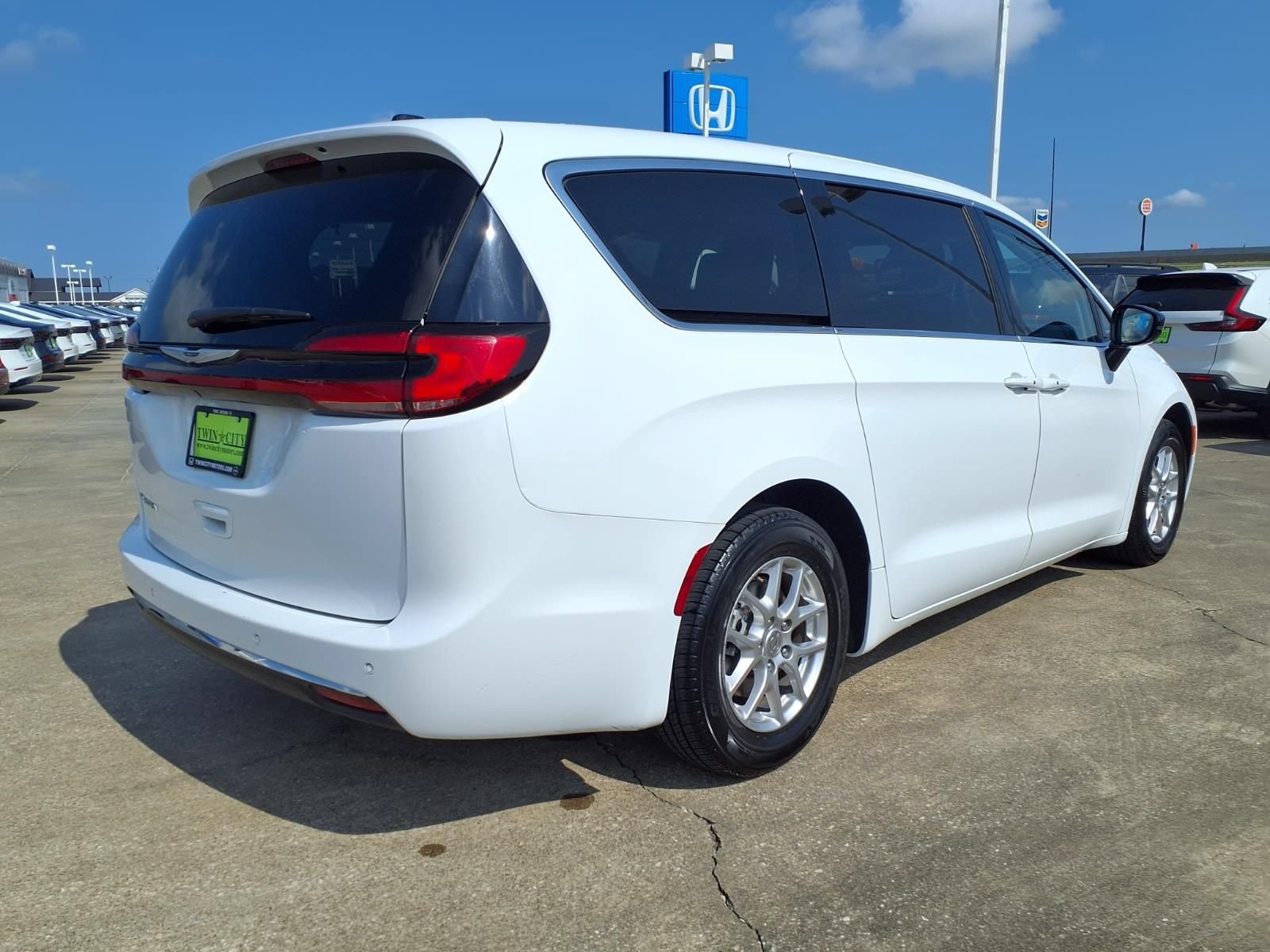 Used 2024 Chrysler Pacifica Touring-L FWD image 2