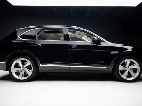 Used 2018 Bentley Bentayga AWD/4WD image 35