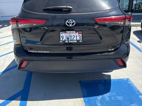 Used 2023 Toyota Highlander XLE FWD image 3