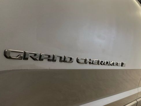 Used 2023 Jeep Grand Cherokee L Limited w/ Black Appearance Package image 15