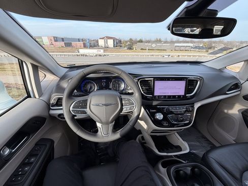 Used 2022 Chrysler Pacifica Touring-L image 11