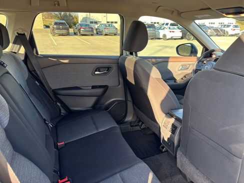 Used 2023 Nissan Rogue SV image 9