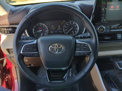 Used 2020 Toyota Highlander XLE image 30