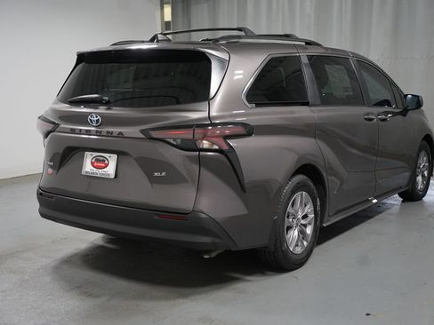 Used 2023 Toyota Sienna XLE FWD image 8