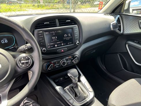 Used 2025 Kia Soul LX w/ LX Technology Package FWD image 17